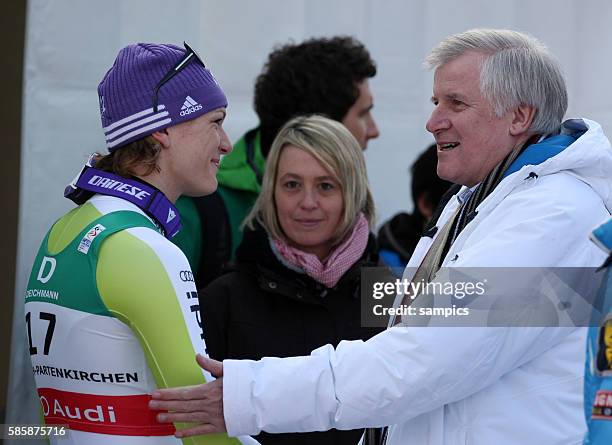 Maria Riesch gewinnt Bronze in der Abfahrt mit Ministerpräsident Horst Seehofer Abfahrt der Damen downhill race alpine Ski WM Weltmeisterschaft in...