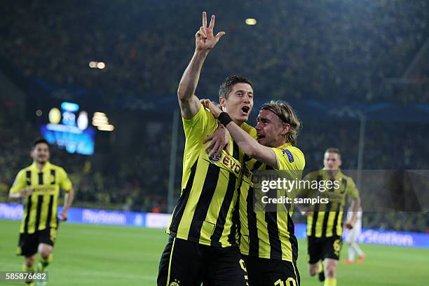 Robert Lewandowski Jubel nach dem 3:0 mit Marcel Schmelzer Fussball UEFA Championsleague Halbfinale : Borussia Dortmund - Real Madrid 4:1 24.4.2013...