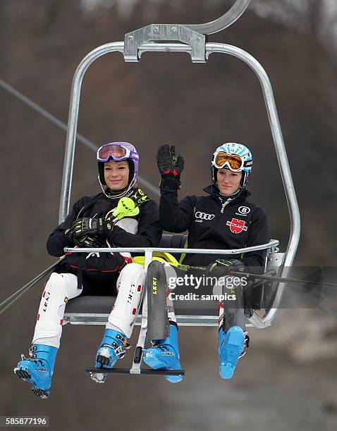 Susanne Riesch GER und Maria Riesch im Sessellift Slalom der Frauen alpine Ski WM Weltmeisterschaft in Garmisch Partenkirchen Garmisch -...