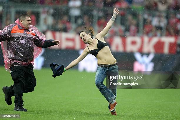 Fltzein Flitzer läuft auf den Platz und wird einem Ordner gestellt Fussball FC Bayern München -SC Freiburg 27.4.2013 Saison 2012 / 2013