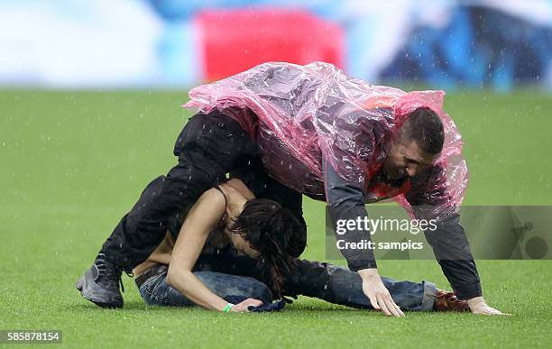 Fltzein Flitzer läuft auf den Platz und wird einem Ordner gestellt Fussball FC Bayern München -SC Freiburg 27.4.2013 Saison 2012 / 2013