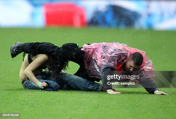 Fltzein Flitzer läuft auf den Platz und wird einem Ordner gestellt Fussball FC Bayern München -SC Freiburg 27.4.2013 Saison 2012 / 2013