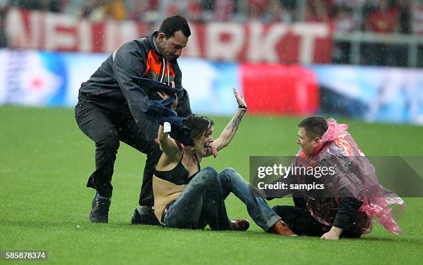 Fltzein Flitzer läuft auf den Platz und wird einem Ordner gestellt Fussball FC Bayern München -SC Freiburg 27.4.2013 Saison 2012 / 2013