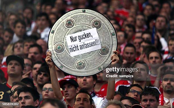 Bayern Fanblock mit Meisterschale mit Aufdruck Nur gucken nicht anfassen Fussball Bundesliga : Borussia Dortmund - FC Bayern München 1:1 4.5.2013...