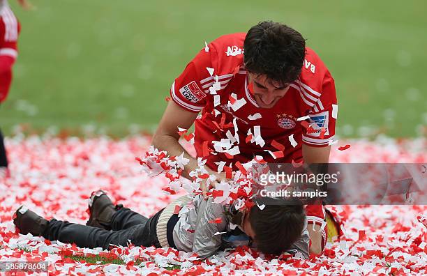 Bayern München feiert die 23. Deutsche Meisterschaft Javier Javi Martinez seift ein Kind mit Konfetti ein Fussball Bundesliga : FC Bayern München -...
