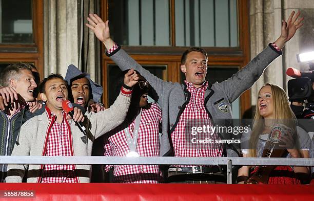 Manuel Neuer und RAFINHA singen mit den paulas FC Bayern München feiert die 23. Deutsche Meisterschaft mit den Fans auf dem Rathaus Balkon am...