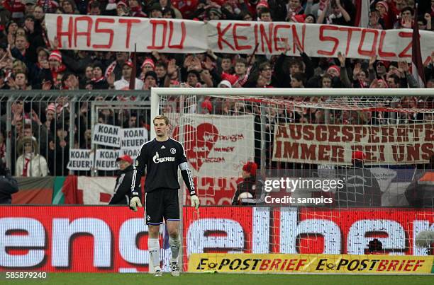 Manuel Neuer mit Koan Neuer Plakate Fussball DFB Pokal Halbfinale FC Bayern Munchen - FC Schalke 04 0:1