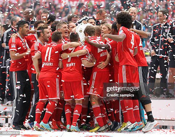 Jubel TRaube nach dem Erhalt der mit Meisterschale 1 Bundesliga Fussball FC Bayern München - FC Augsburg 3:0 Deutscher Fussball Meister 2013...