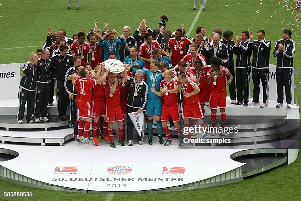 Mannschaft des FC Bayern München mit Meisterschale bei der Ehrung 1 Bundesliga Fussball FC Bayern München - FC Augsburg Deutscher Fussball Meister...