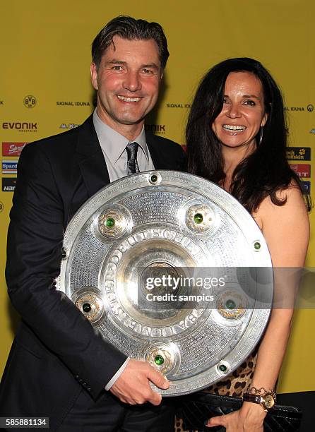 Michael Zorc mit Ehefrau Jola und Meisterschale Deutscher Fussball Meister 2011 Borussia Dortmund am Abend die Meisterschaft Fussball 1 Bundesliga...