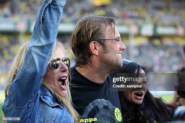 TRainer Jurgen Klopp mit seiner Frau Ulla Fussball Bundesliga Deutscher Fussball Meister 2010 / 2011 Borussia Dortmund nach dem Spiel gegen den 1 FC...