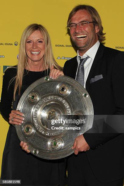 Trainer Jurgen Klopp mit Meisterschale und Ehefrau Ulla Deutscher Fussball Meister 2011 Borussia Dortmund am Abend die Meisterschaft Fussball 1...