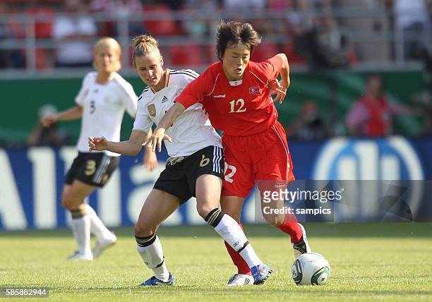 Simone Laudehr gegen Myong Hwa Jon Frauenfussball Länderspiel Deutschland - Nordkorea Korea DVR 2:0 am 21. 5. 2011