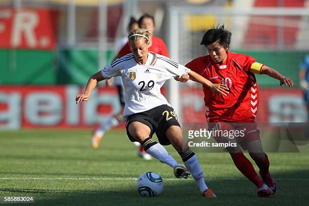 Lena Größling Goessling gegen Yun Mi Jo Frauenfussball Länderspiel Deutschland - Nordkorea Korea DVR 2:0 am 21. 5. 2011