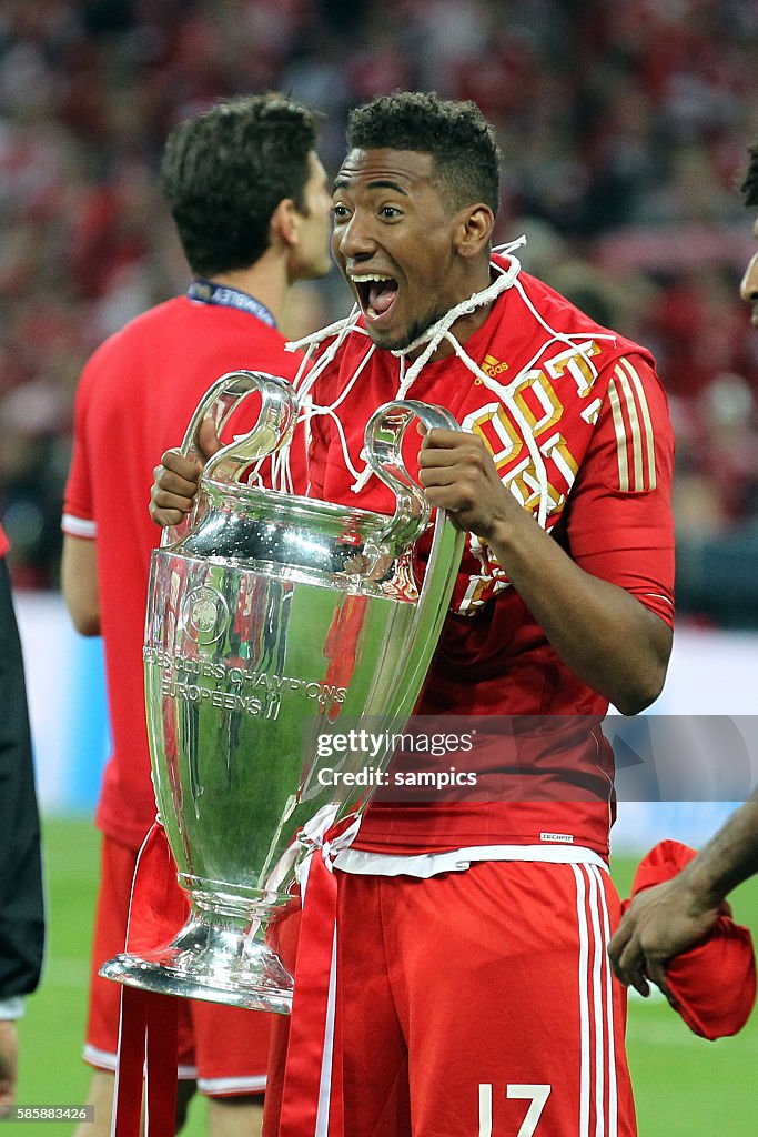 Photo Dédicacée Jérôme Boateng FC Bayern Munich – Format 25,4 X 20,3 Cm Sur Support, Autographe Imprimé Officiel