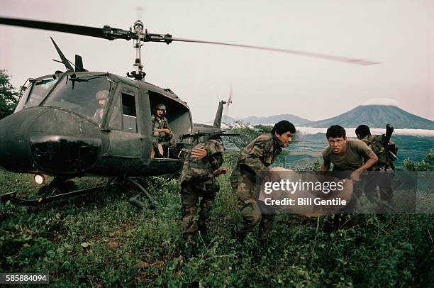 salvadorian soldiers deliver supplies in u.s. made helicopters - iroquois fotografías e imágenes de stock