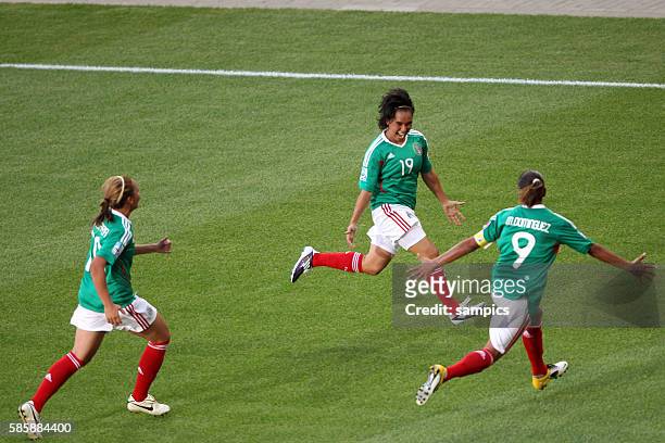 JUbel von Monica Ocampo nach dem Tor zum 1:1 mit Maribel Dominguez Vorrunde Gruppe B Mexiko 1 FifA Frauen Fussball WM Weltmeisterschaft 2011 in...