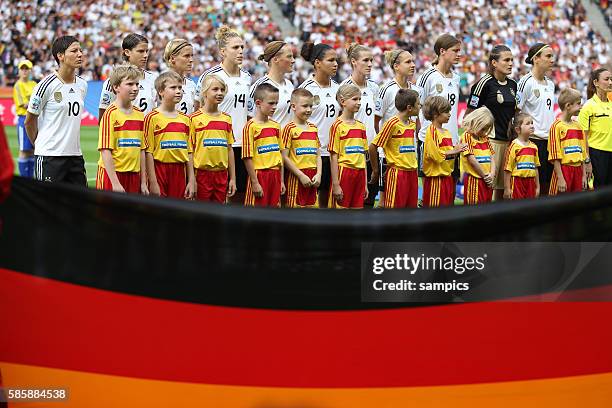 Deutsche Nationalmannschaft hinter deutschen Flagge beim Singen der Nationalhymne Eröffnungsspiel Deutschland - Kanada FifA Frauen Fussball WM...