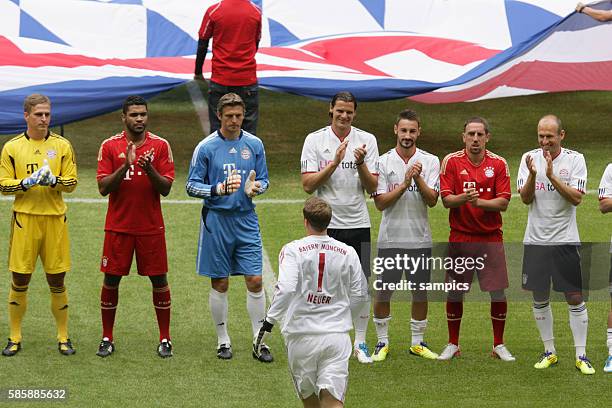 Manuel Neuer Bayern Munchen bekommt Applaus von seinen Mitspielern Saisonstart des FC Bayern Munchen fur die Saison 2011 / 2012 in der Allianz Arena