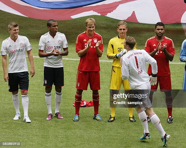 Manuel Neuer Bayern Munchen bekommt Ablaus von seinen Mitspielern Saisonstart des FC Bayern Munchen fur die Saison 2011 / 2012 in der Allianz Arena