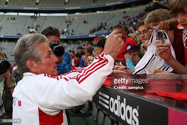 Trainer Jupp Heynckes FC Bayern Munchen gibt Fans Autogramme Saisonstart des FC Bayern Munchen fur die Saison 2011 / 2012 in der Allianz Arena