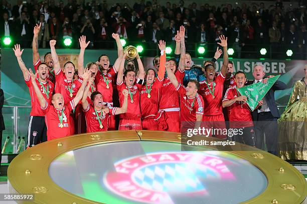 Poklasieger FC Bayern München bei der Siegerehrung Kapitän Phlipp LAHM FC Bayern München mit dem DFB Pokal Fussball DFB Pokal Fnale FC Bayern München...