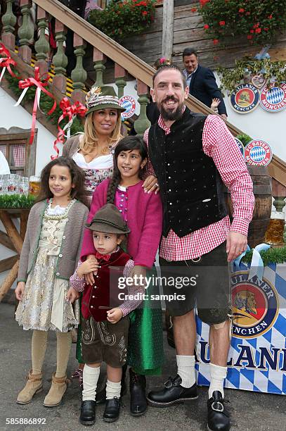 Franck RIBERY FC Bayern München mit mit Ehefrau WAHIBA und Töchter Hiziya und Shahinez, Sohn Seïf FC Bayern auf der Wiesn auf dem Münchner Oktoberfest