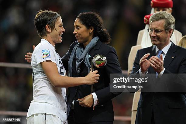 Trost von Steffi Jones Abby Wambach USA Finale final Japan 3 n Verl. FifA Frauen Fussball WM Weltmeisterschaft 2011 in Deutschland FIFA women...