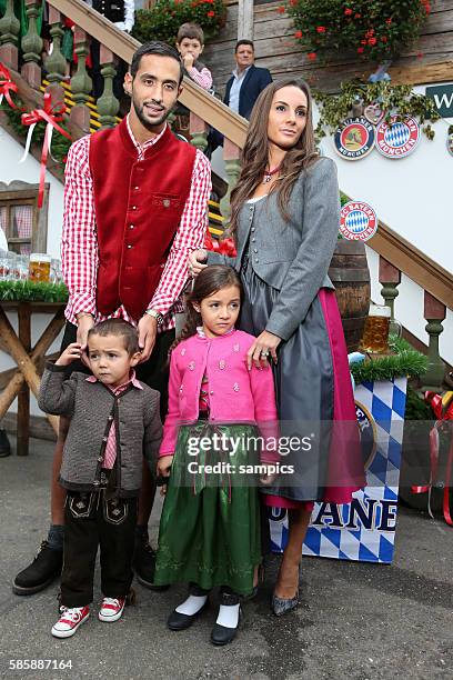 Mehdi Benatia FC Bayern München mit Ehefrau CECILE Tochter Lina , Sohn Kays FC Bayern auf der Wiesn auf dem Münchner Oktoberfest