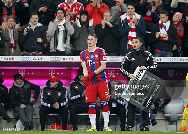 Comeback für Bastian SCHWEINSTEIGER FC Bayern München wird eingewechselt für Mario Goetze Götze FC Bayern München Zuschauer applaudieren 1 Bundesliga...