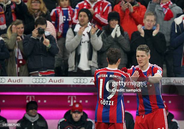 Comeback für Bastian SCHWEINSTEIGER FC Bayern München wird eingewechselt für Mario Goetze Götze FC Bayern München Zuschauer applaudieren 1 Bundesliga...