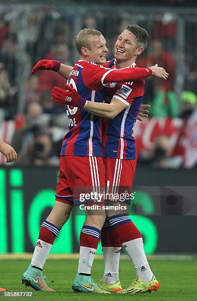 Feierte sein Comeback Bastian SCHWEINSTEIGER FC Bayern München jubelt mit Sebastian Rode FC Bayern München nach seiner Vorlage zum Tor 4:0 1...