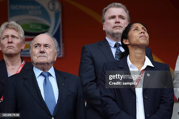 Fifa Präsident Josef Blatter mit Steffi Jones Spiel um PLatz 3 kleines Finale Schweden 1 FifA Frauen Fussball WM Weltmeisterschaft 2011 in...