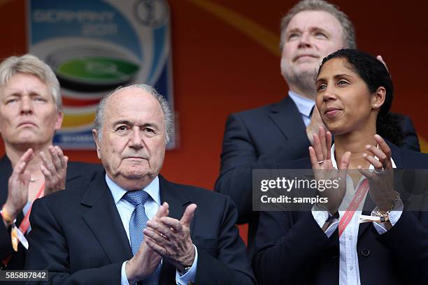 Fifa Präsident Josef Blatter mit Steffi Jones Spiel um PLatz 3 kleines Finale Schweden 1 FifA Frauen Fussball WM Weltmeisterschaft 2011 in...