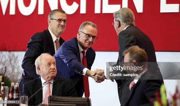 Karl-Heinz Rummenigge , Vorstandsvorsitzender FC Bayern München und Jan Christian Dreesen gratulieren Karl Hopfner , Präsident FC Bayern München...