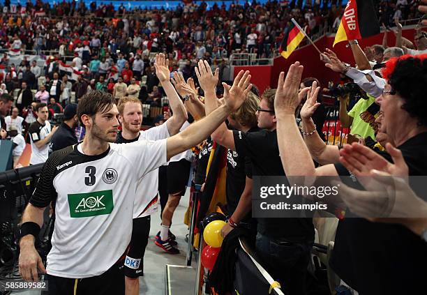 Spieler Uwe Gensheimer und Stefan Kneer klatschen nach dem Sieg mit den deutschen Fans ab Men's World Championsship 2015 Qatar round of sixteen :...