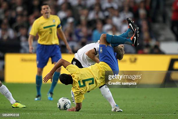 Toni Kroos Deutschland gegen Ralf Teles Brasilien Fussball Nationalmannschaft FReundschaftsspiel Deutschland 2 10.8.2011 football friendly match...