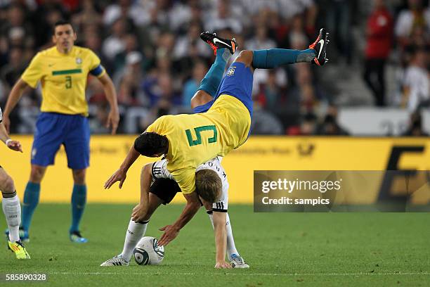 Toni Kroos Deutschland gegen Ralf Teles Brasilien Fussball Nationalmannschaft FReundschaftsspiel Deutschland 2 10.8.2011 football friendly match...