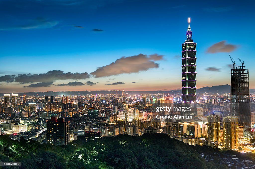 Taipei 101 Tower At Typhoons Day Foto de stock Getty Images Taipei 101 Tower At Typhoons Day Foto de stock Getty Images