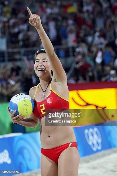 Jubelt mit den Fans Olympische Sommerspiele in Beijing 2008: Beachvolleyball Frauen Viertelfinale : USA 2