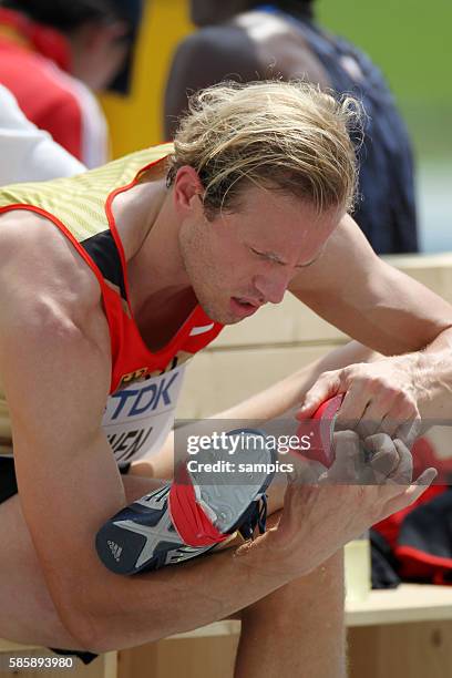 Hochsprung der Männer highjump Eike Onnen GER prepariert seinen Schuh mit Klebeband IAAF Leichtathletik WM Weltmeisterschaft in Daegu Sudkores 2011...