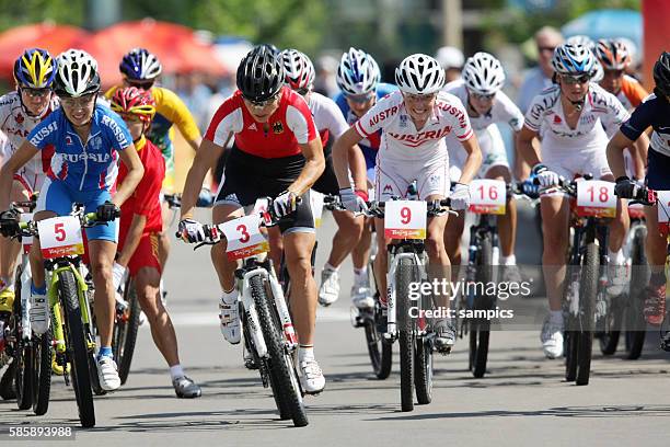 Olympiasiegerin Sabine Spitz GER am Start Nr. 3 im Pulk Mountain Bike Rennen der Frauen Olympische Sommerspiele 2008 in Peking olympic summer games...