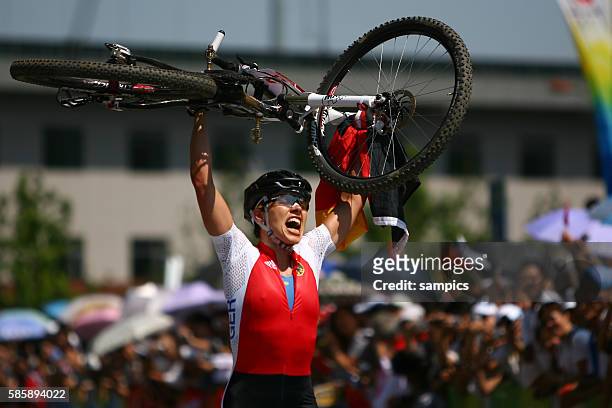Olympiasiegerin Sabine Spitz GER jubelt nach ihren Sieg Mountain Bike Rennen der Frauen Olympische Sommerspiele 2008 in Peking olympic summer games...