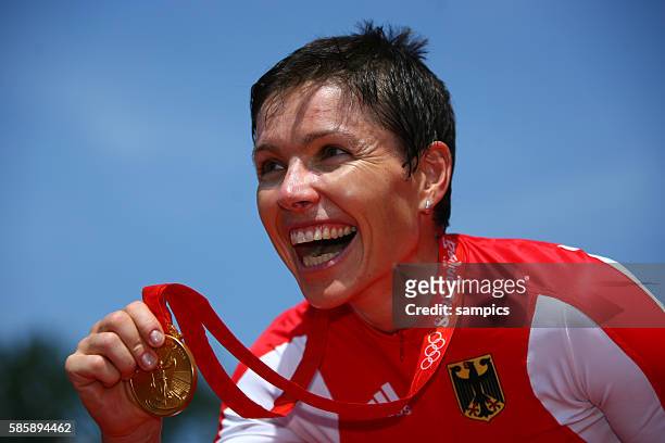 Olympiasiegerin Sabine Spitz GER jubelt nach ihren Sieg Mountain Bike Rennen der Frauen Olympische Sommerspiele 2008 in Peking olympic summer games...