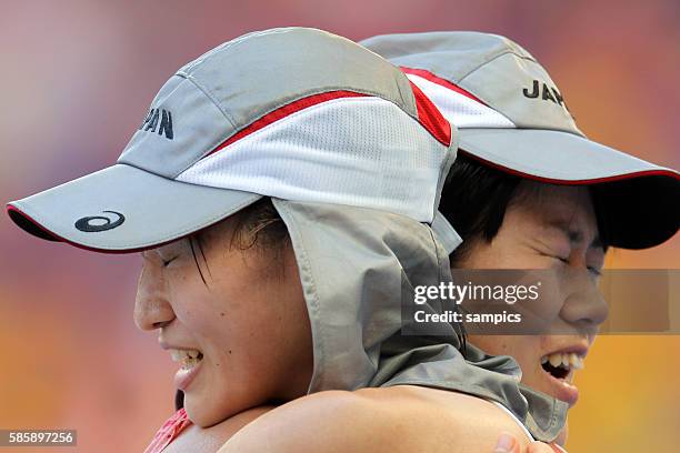 Gehen Frauen 20 km walking Masumi Fuchise und Kumi Otoshi JAP umarmen sich Leichtathletik WM Weltmeisterschaft Moskau 2013 IAAF World Championships...