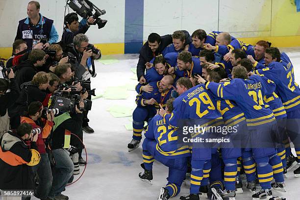 Eishockey Herren Finale : Finnland 3 Ice hockey men final : Finland - Sweden Schweden Jubel nach dem Sieg Gruppenfoto f?r die Medien olympische...