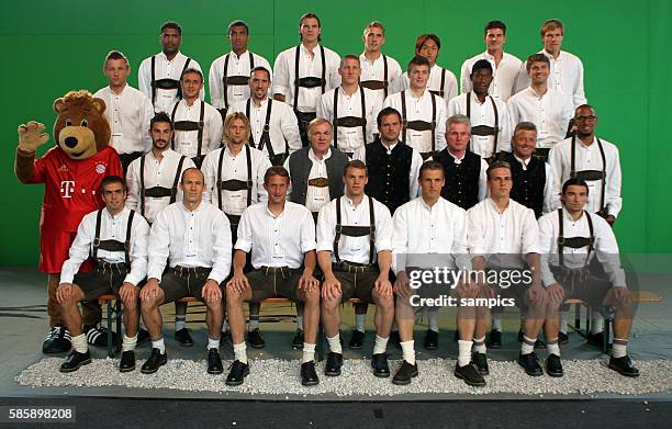 Manschaftsfoto des FC Bayern Munchen Rechtzeitig zum Wiesn-Start zeigten sich die Profis des FCB und der gesamte Trainerstab am Montag von ihrer...