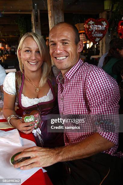 Arjen ROBBEN FC Bayern Munchen und seine Frau Bernadien Oktoberfestbesuch des FC Bayern Munchen