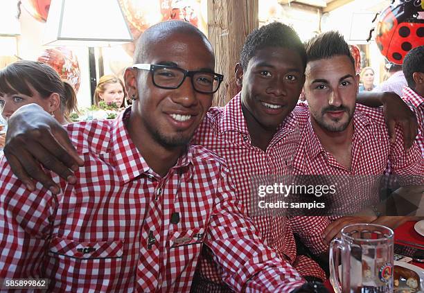 V.l. Jerome Boateng FC Bayern Munchen , David ALABA FC Bayern Munchen und Diego CONTENTO FC Bayern Munchen Oktoberfestbesuch des FC Bayern Munchen