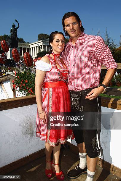 Daniel VAN BUYTEN FC Bayern Munchen und seine Frau Celine Oktoberfestbesuch des FC Bayern Munchen